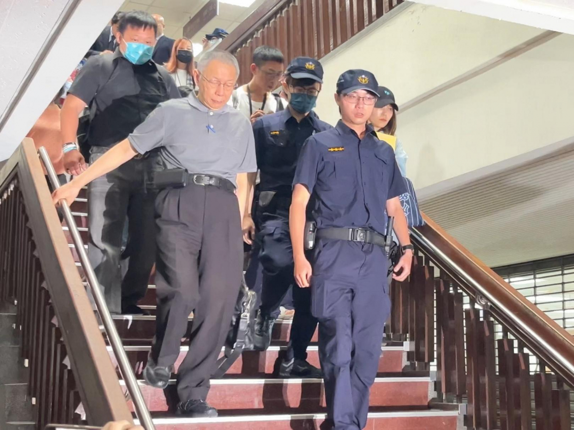 柯文哲交保後首出庭，穿KP深灰polo現身！傳喚柯的「友性證人」⋯都委會委員曝「主席可逕自決定」