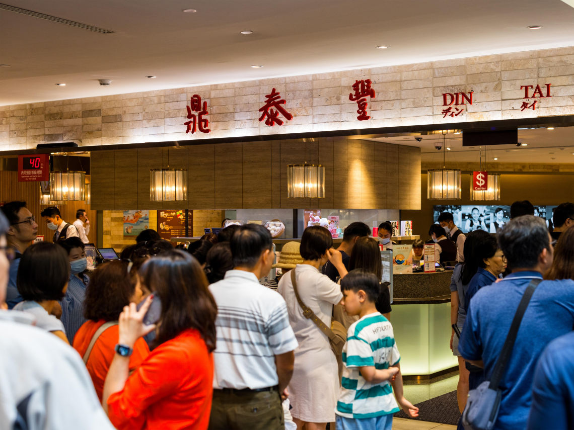 鼎泰豐不敢挑戰「美食一級戰區」？台南粉專小編笑回「10大不敢來理由」：細緻服務敵不過阿姨這句話