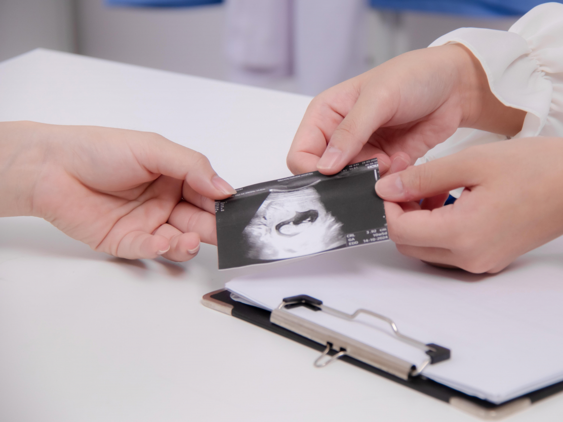 女中醫師稱「孕婦吃麵害小孩沒心跳…」同業、婦產科名醫轟危言聳聽！拍片造謠能罰？衛生局說話了