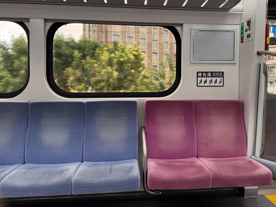 博愛座改名優先席，優先席需求貼紙長這樣，如何取用下載？不是長者專用了…全國統一圖示年底前更換