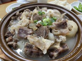 謝金河品嘗南韓名店「安一屋」雪濃湯！藏身平房老建築、排2小時：百年老店牛頭肉，意外的美食饗宴