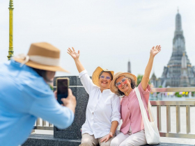 阿伯速食店用餐被公審「霸佔位置」，變老是種罪？68歲打電動、76歲日本打工…打破「老」的迷思