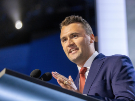 影／查理柯克Charlie Kirk是誰？坐桌上演說遭一槍斃命…失去盟友川普悲憤：這是美國的黑暗時刻