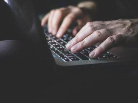 從毛澤東式批鬥到「蒼蠅大軍」網路霸凌！委內瑞拉、墨西哥經驗揭示，網軍如何成為獨裁者的利器？