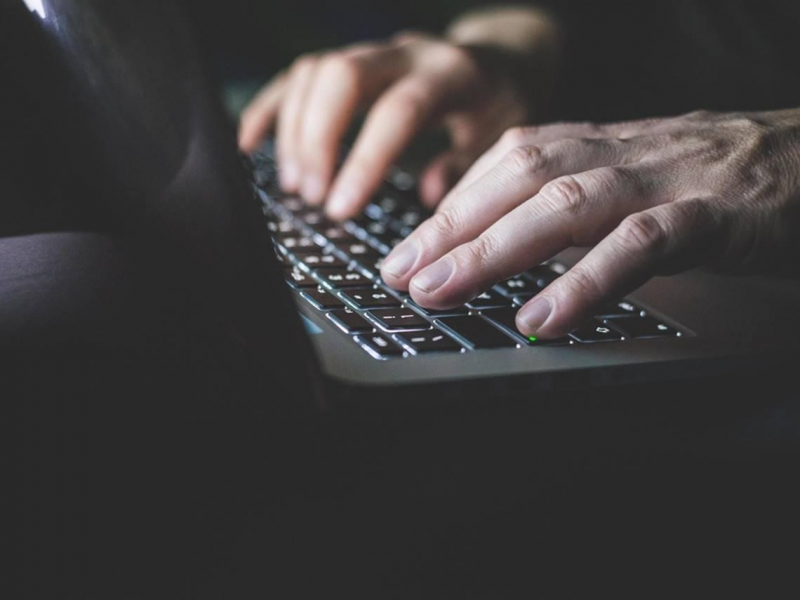 從毛澤東式批鬥到「蒼蠅大軍」網路霸凌！委內瑞拉、墨西哥經驗揭示，網軍如何成為獨裁者的利器？