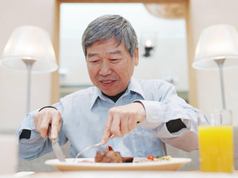 50歲後更要多吃肉！百歲醫師抗老秘訣曝：養肌力、穩情緒...菜肉飯「照順序吃」最有效