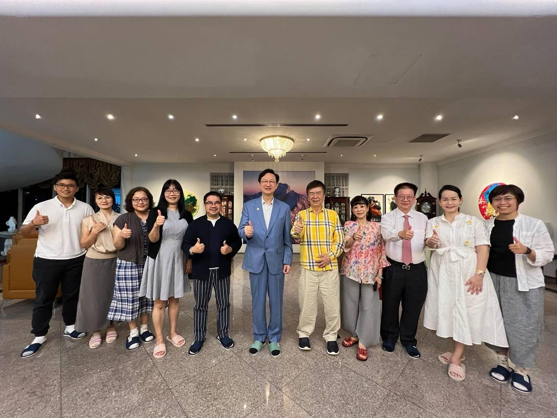 新加坡瘋台灣水果，群組一PO就被買爆！促台星交流，官邸也成舞台...駐星代表童振源：虛實並進，共築情誼