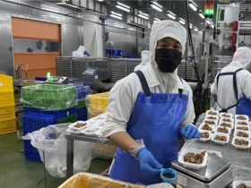 夫逝、孩子成家「生活空盪」，54歲主婦轉職當食品包裝工嘆：再一次上班「美妙到難以想像」