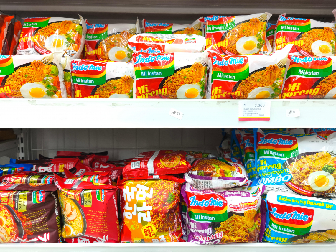 「營多麵」炒泡麵必吃，900公斤卻驗出致癌農藥！還有這款黑胡椒粒、日本葡萄...不合格名單一次看