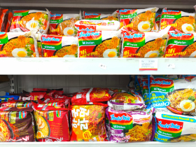 「營多麵」炒泡麵必吃，900公斤卻驗出致癌農藥！還有這款黑胡椒粒、日本葡萄...不合格名單一次看