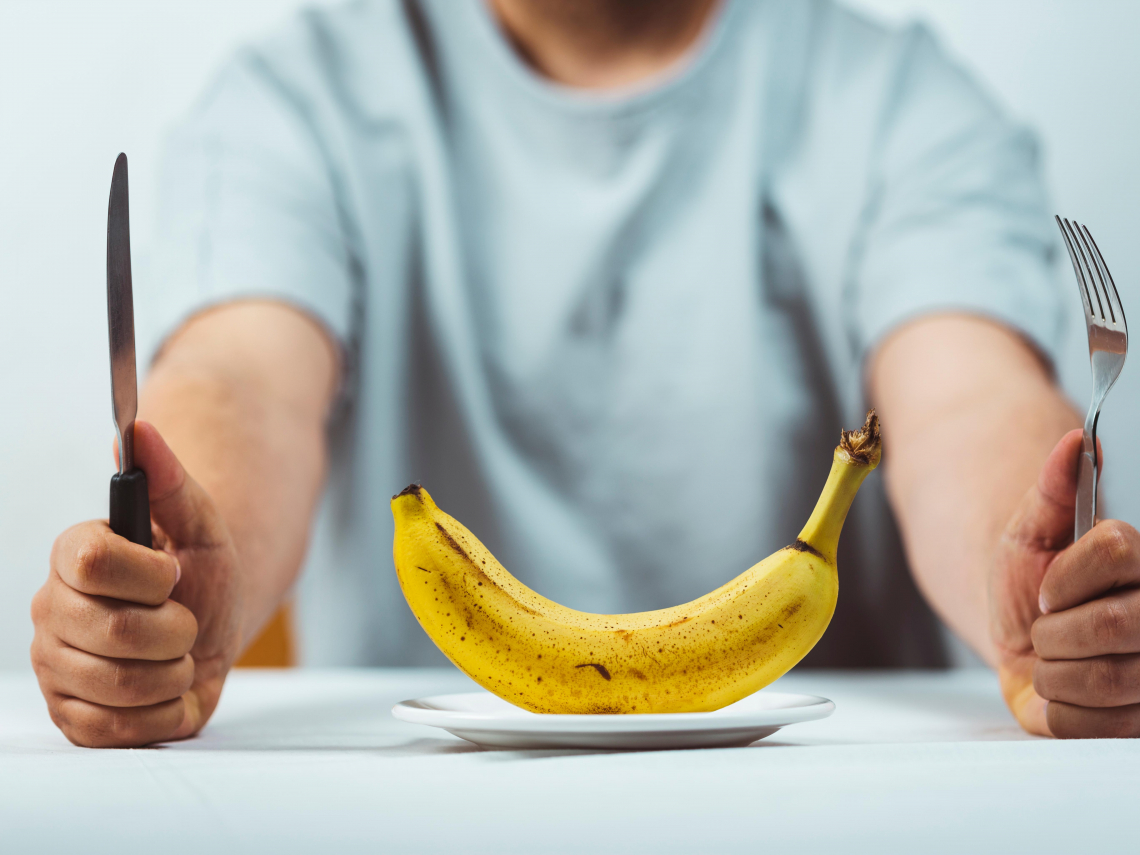 香蕉價崩她為省餐費「1天狂吃21根」！半夜昏倒醫驚「中毒了」…1天可吃幾根？何時吃最好？