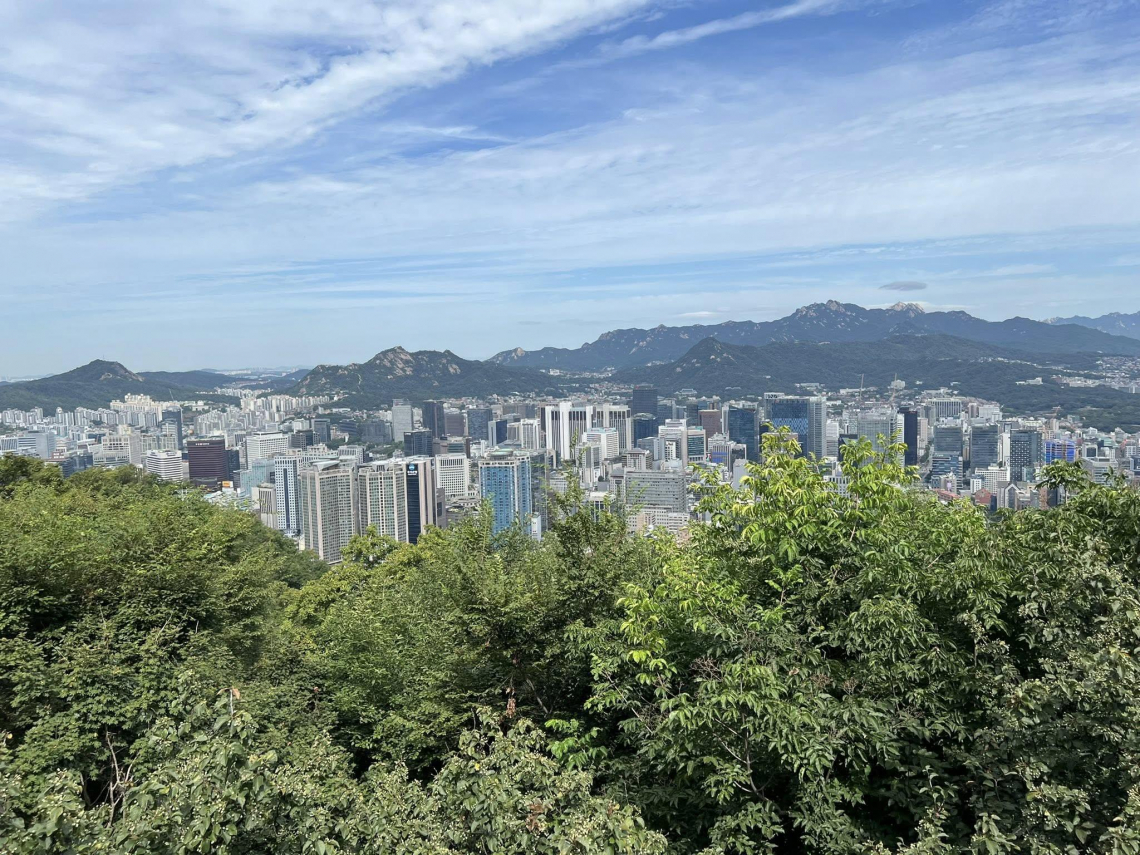 一睹《來自星星的你》拍攝景點！謝金河登上「首爾塔」360度俯瞰市區，眺望景福宮、青瓦臺