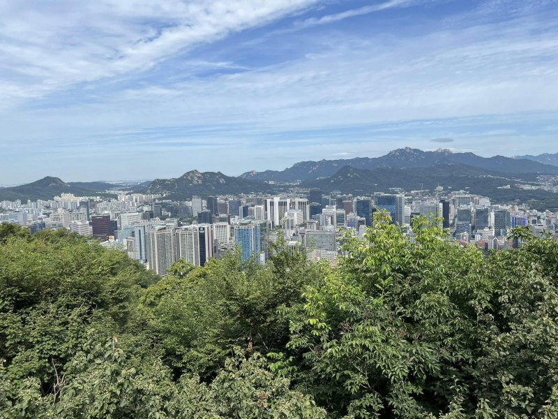 一睹《來自星星的你》拍攝景點！謝金河登上「首爾塔」360度俯瞰市區，眺望景福宮、青瓦臺