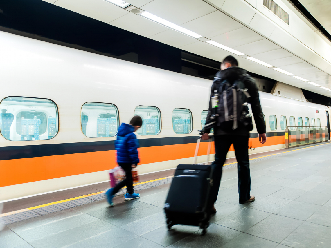 高鐵「寧靜車廂」今起勸導！這天上路，車內不能講電話、追劇戴耳機，不聽勸可拒載...嬰幼童哭鬧怎辦