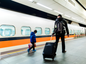 高鐵「寧靜車廂」今起勸導！這天上路，車內不能講電話、追劇戴耳機，不聽勸可拒載...嬰幼童哭鬧怎辦