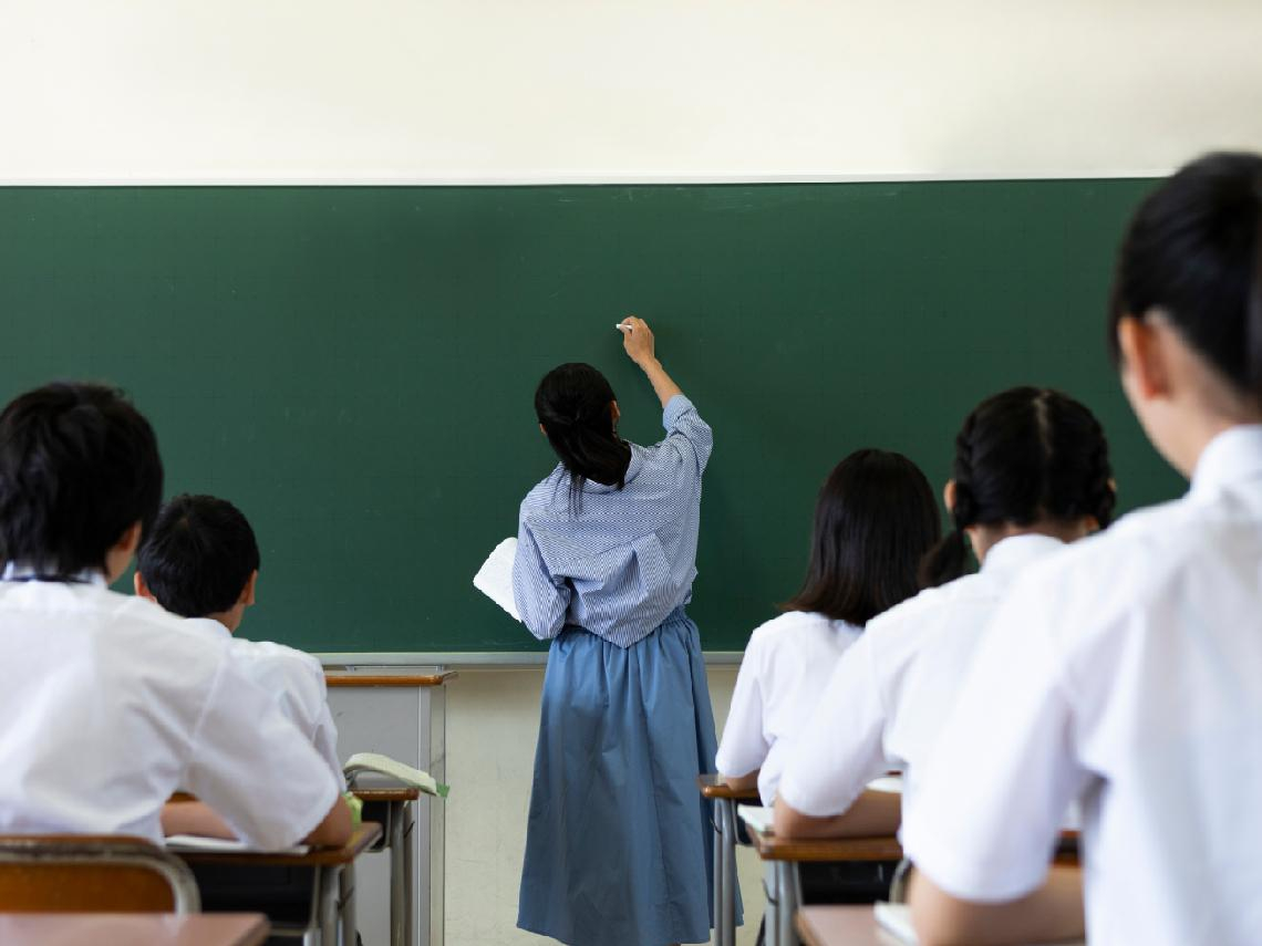 離職國中教師沉痛告白！導師顧班整天「實領100元」、熬20年才有百萬年薪：買房殘酷現實，如何擊碎我們