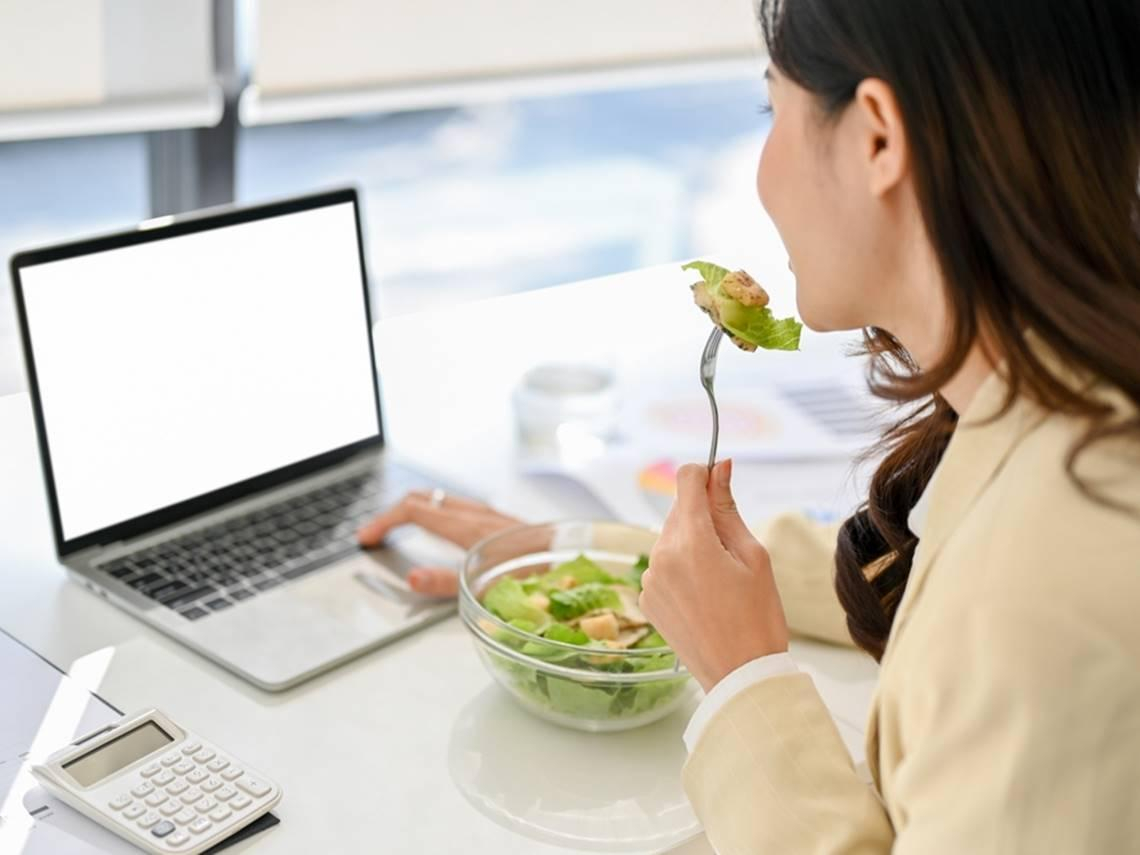 櫻花妹來工作14年震驚：打卡後買早餐、午休必備小毯子+趴睡枕...「台灣人不會勉強自己」給我的職場啟示