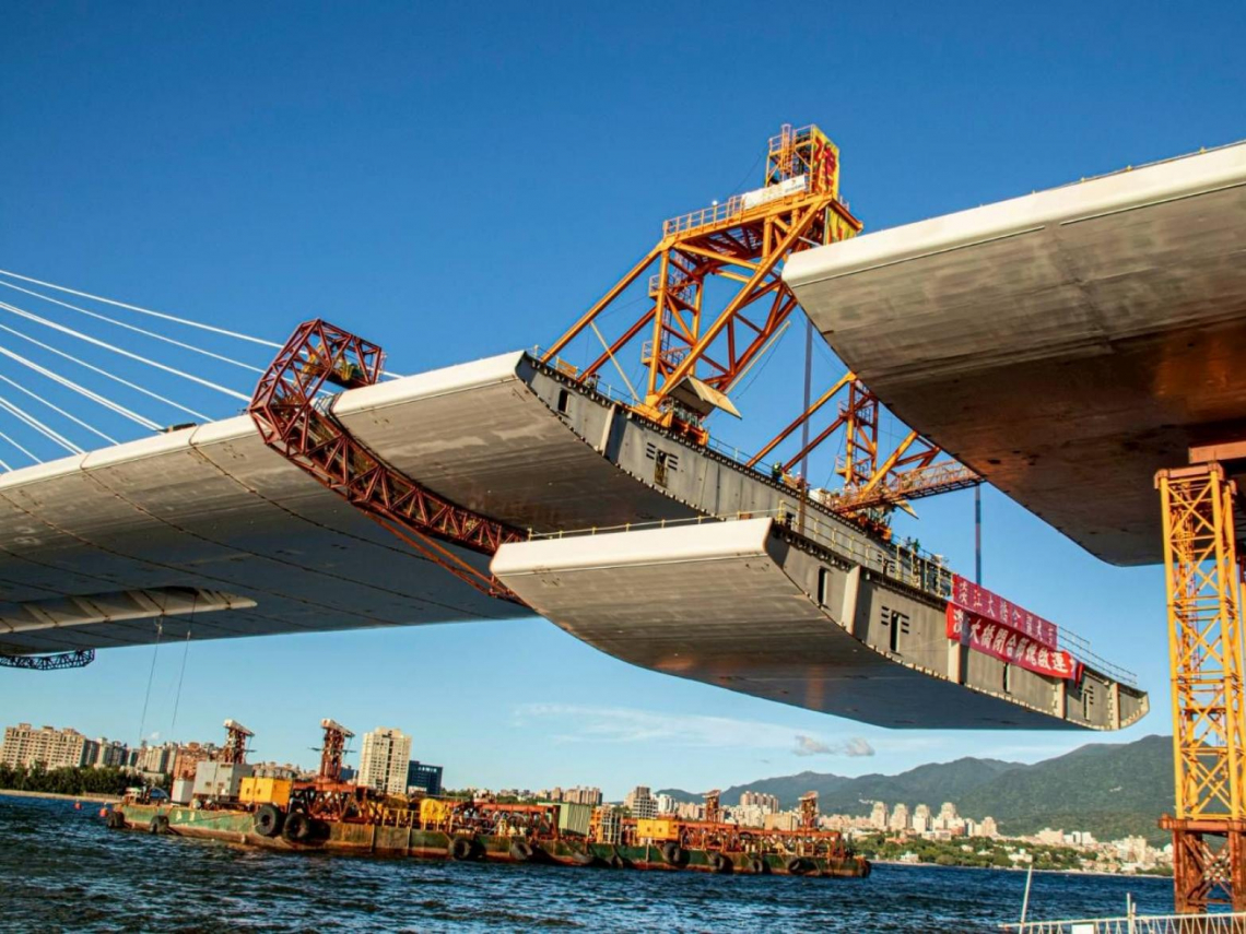 淡江大橋合龍！920公尺建11年難度多高？7度流標預算不夠，「斜張鋼索」繞行好望角才運抵台…