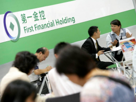 第一金(2892)配股入帳，零成本股票再賺1.5張！股價14→30元還能繼續買？他曝2訊號「金融股還能賺一波」