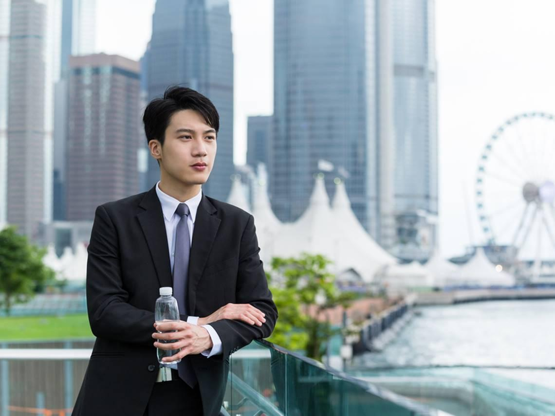 30歲爆肝創業，營收破千萬卻更痛苦？他向3萬名幸福富豪請益：有錢又快樂的人每天花「2小時」做這件事