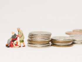 長照10年燒掉一棟房！護理之家vs外籍看護：失智長輩每個月要花多少錢？算出「長照財務」殘酷真相