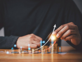 連巴菲特都敬佩的「股神」！他沒讀大學、沒人脈，如何靠「半價買股法」年賺21％？