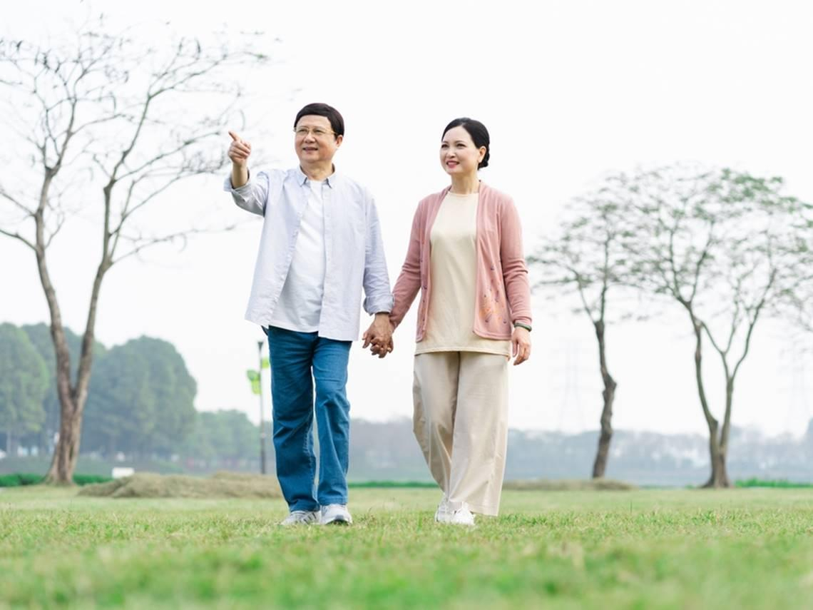 50歲後起床1動作，就活化大腦！醫師靠這簡單習慣抗老：免花錢就年輕，中年別硬爆汗運動，反而傷身