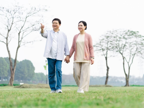 起床「1動作」活化大腦！醫師靠這簡單習慣抗老：免花錢就年輕，50歲後別硬爆汗運動「反而傷身」