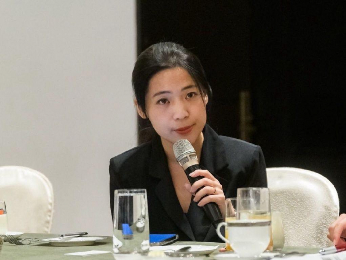 徐巧芯裝粉絲「貴賓室討合照」，王義川已要求華航禁止她進入：錄影硬湊過來、10分鐘上傳片這是騷擾