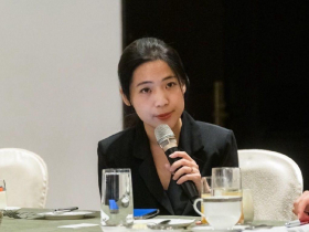 徐巧芯裝粉絲「貴賓室討合照」，王義川已要求華航禁止她進入：錄影硬湊過來、10分鐘上傳片這是騷擾