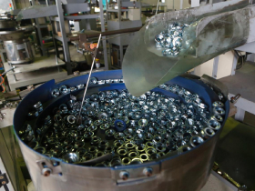 台灣螺絲王國存亡戰！川普關稅訂單暴跌20%、十多家工廠倒閉，台廠嘆「做螺絲比晶片更艱苦、美國人做不來」