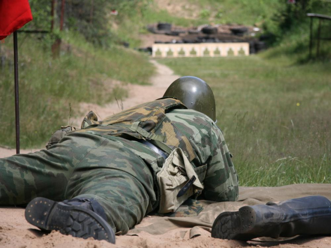 成功嶺新兵打靶，左眼沒了子彈卡腦搶命中…軍方還原現場：「1理由」排除鄰兵誤擊、槍枝完整沒破損