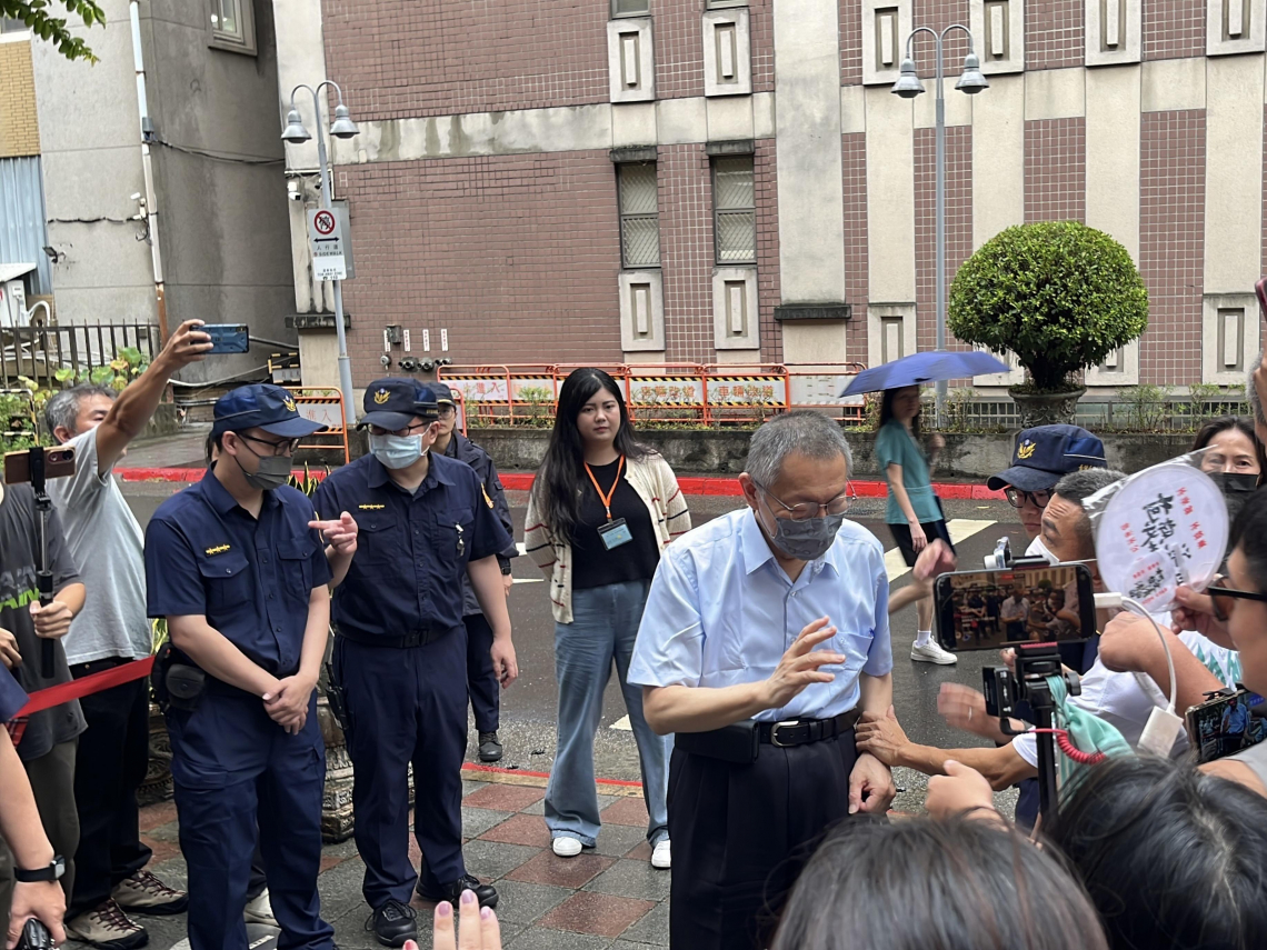 柯文哲傳訊要求回報剩餘款？橘子傳柯銀行帳戶？李文娟法院54次拒答崩潰哭：調查官檢察官偵訊很兇　