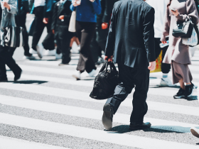 午餐只吃超商飯糰，59歲男百萬年薪全上繳「月領6100零用錢」！退休前問家庭存款...妻回這句讓他崩潰