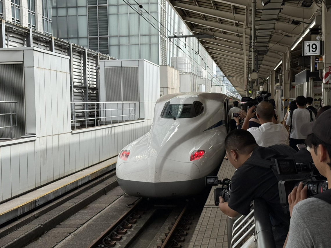 高鐵新世代列車日本直擊！下沉式包覆座椅、110V插座、免治馬桶…科技感十足，史哲親赴車廠盯進度