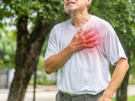 心臟病發作，每1分鐘都在跟死神拔河！心臟內科醫師指點10症狀辨認：4步驟處置救命