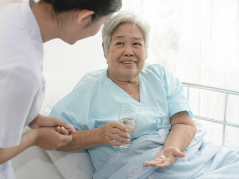 朋友走了、身體病了、快樂慢慢消失...重病嬤天天躺床卻仍笑開懷：靠1習慣守住晚年幸福