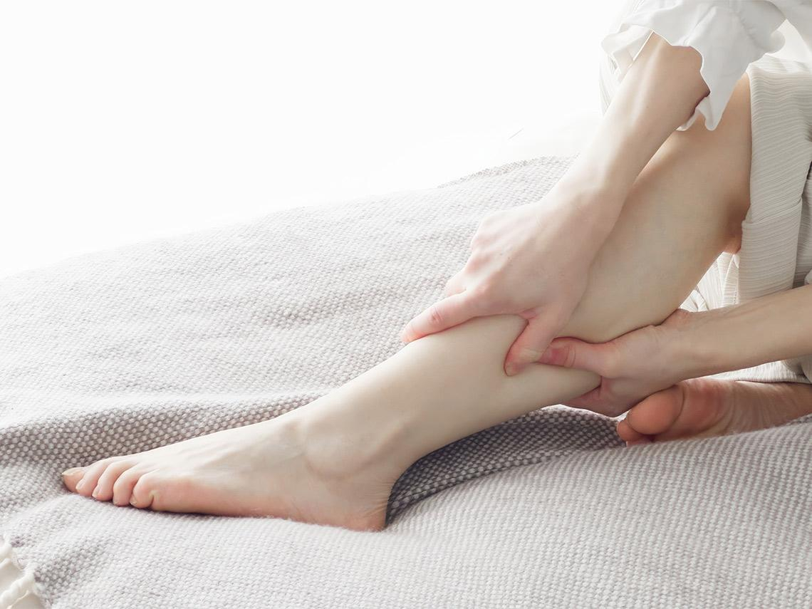 久站久坐恐致下肢腫癢  穿著彈性襪有助緩解症狀 警覺靜脈循環異常  防範鬱血性皮膚炎