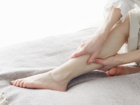 久站久坐恐致下肢腫癢  穿著彈性襪有助緩解症狀 警覺靜脈循環異常  防範鬱血性皮膚炎