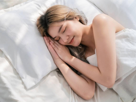 一躺下就秒睡竟是警訊！睡不著、越睡越累...一夜好眠3個秘訣：奇異果這樣吃能助眠「天然安眠藥」