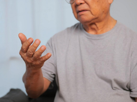 不是巴金森氏症！動作僵硬、手顫抖...她停吃「頭暈藥」就改善，醫曝4類藥恐誘發：腸胃藥也中