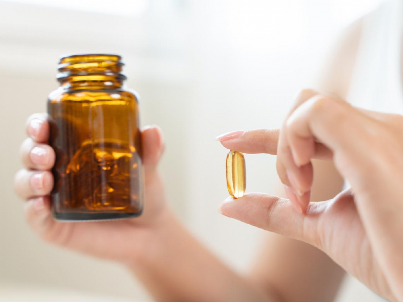 正常人補充魚油，反而增加中風機率？魚油什麼人不能吃？醫師告訴你：吃魚油有哪些好處、壞處一次看