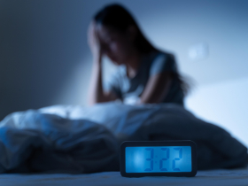 失眠睡不好吃什麼可改善？食安專家傳授睡前這樣吃「1水果」，一夜好眠到天亮...「快樂荷爾蒙」幫大忙