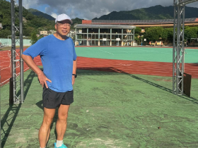 謝金河爬完瑞芳三小山，逛市場大啖豬腳湯、肉羮：瑞芳只有3萬多人，但小吃赫赫有名