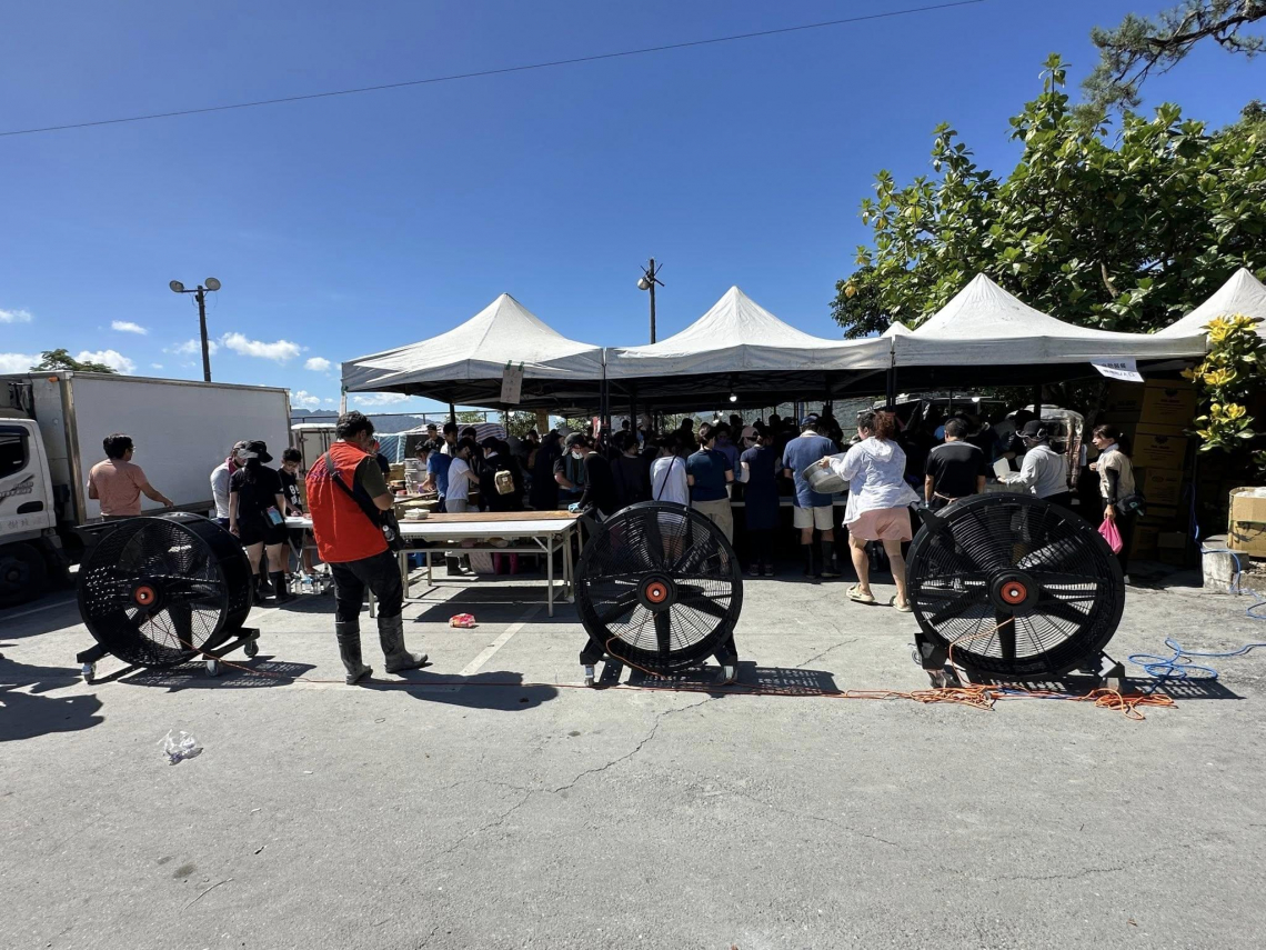 花蓮義煮團今晚煮完退場！控訴上萬個便當送不出「縣府喊會一律放行」，為何決定不再煮？召集人親揭原因