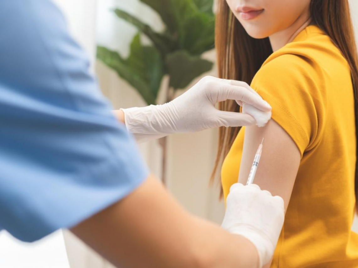 公費流感疫苗預約10/1「三群人開打」！得過流感還要接種？併發肺炎、嚴重腦炎…急診醫籲必做一件事