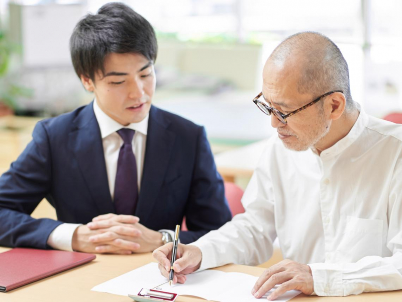 75歲後，你的醫療險還在嗎？繳20年保單，卻在最需要時不能用...長照最怕「高齡保單懸崖」3招自救對策