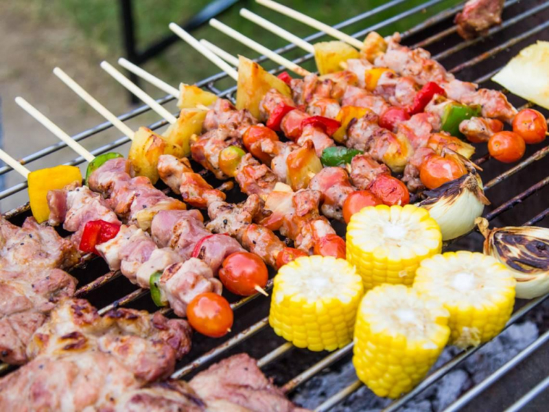  中秋烤肉！香腸熱狗不能直接烤，多做「這1步」亞硝胺變少了...食安醫師七秘招：烤肉醬、鋁箔紙最佳用法