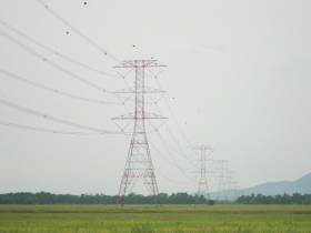 【圖解】經濟部最新電力供需報告：未來10年用電年均增1.7%，2026再生能源目標20%，夜間供電仍仰賴燃氣