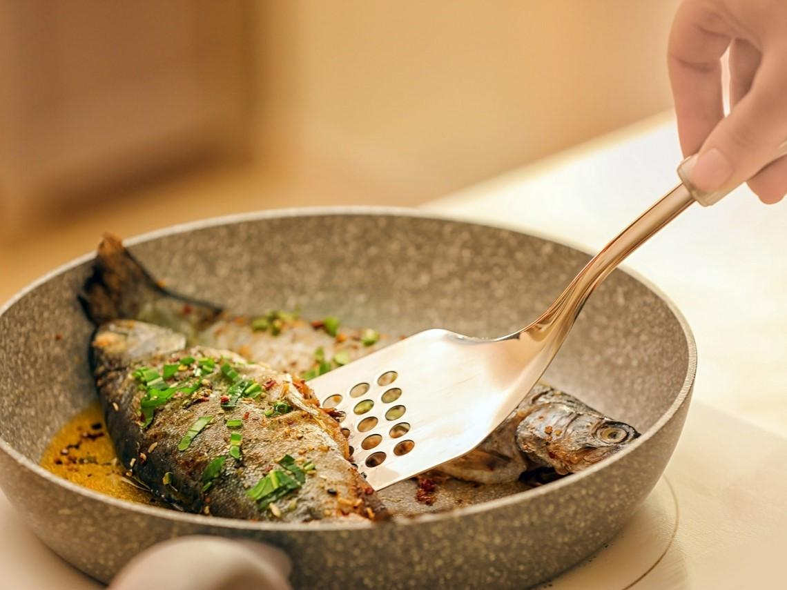 婆婆嫌媳不會煎魚「妳媽怎麼教的？」人妻一招反制…婆媳衝突無關「那條魚」，心理師教如何避免家庭戰爭